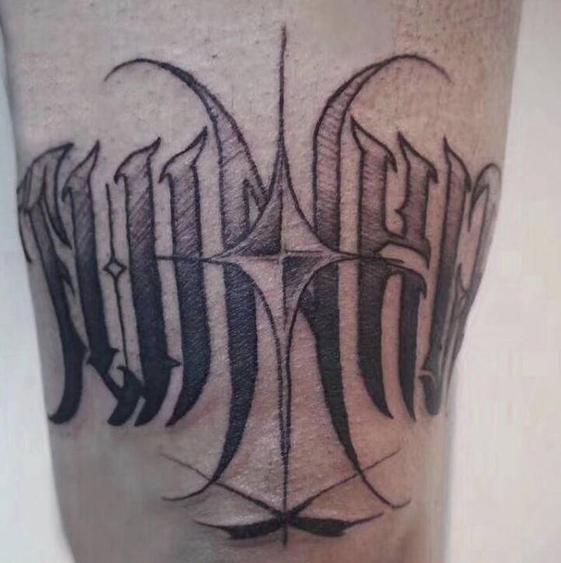 花体字纹身图片_腿部花体字纹身图案