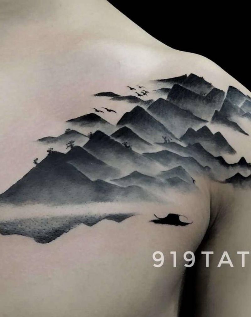 万重山纹身图片_胸部水墨纹身图案
