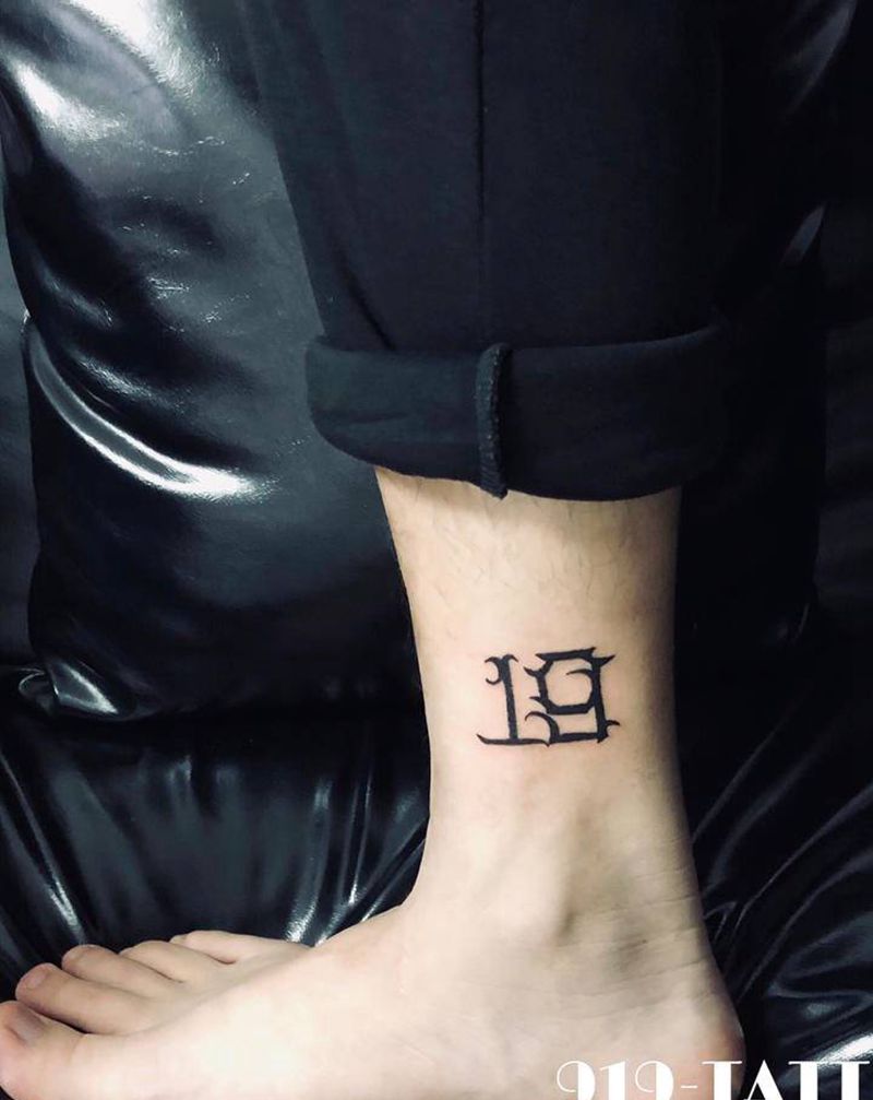 19纹身图片_腿部花体字纹身图案