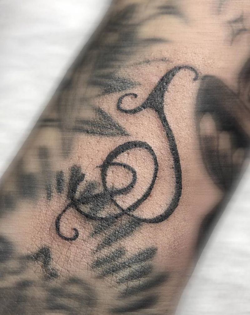 字母J纹身图片_手臂花体字纹身图案