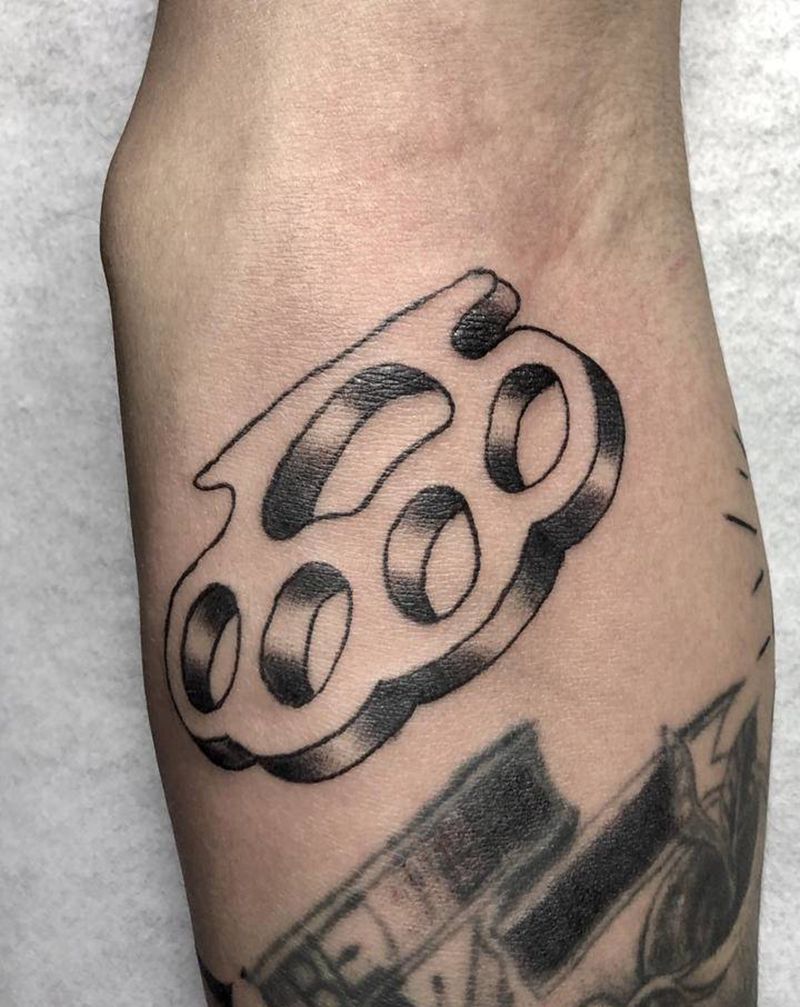 指虎纹身图片_手臂欧美小图纹身图案