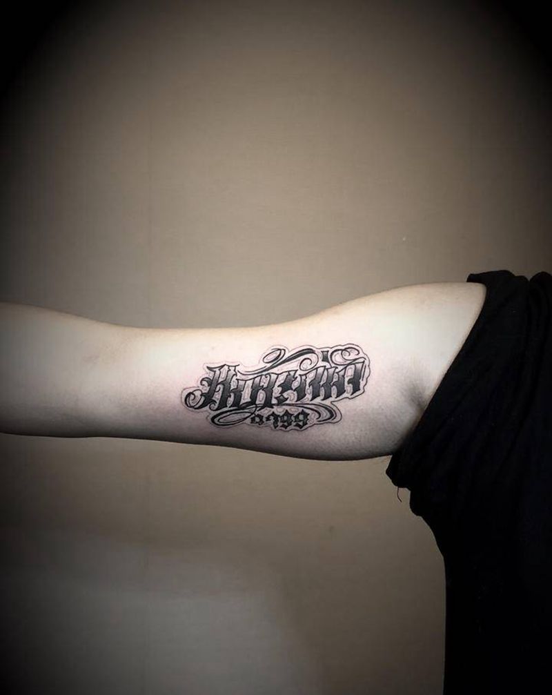 花体字纹身图片_手臂肩部花体字欧美写实纹身图案