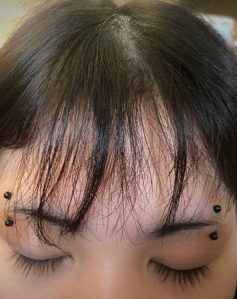 穿孔纹身图片_颈部欧美写实花体字纹身图案