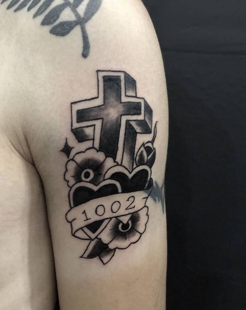 十字架纹身图片_手部Old School纹身图案