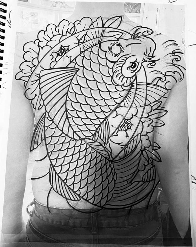 老传统满背 锦鲤纹身图片_背部老传统纹身图案