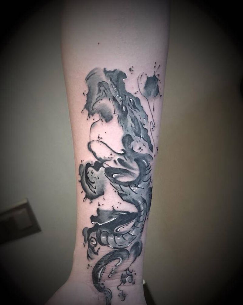 水墨龙纹身图片_手臂手部水墨图腾纹身图案