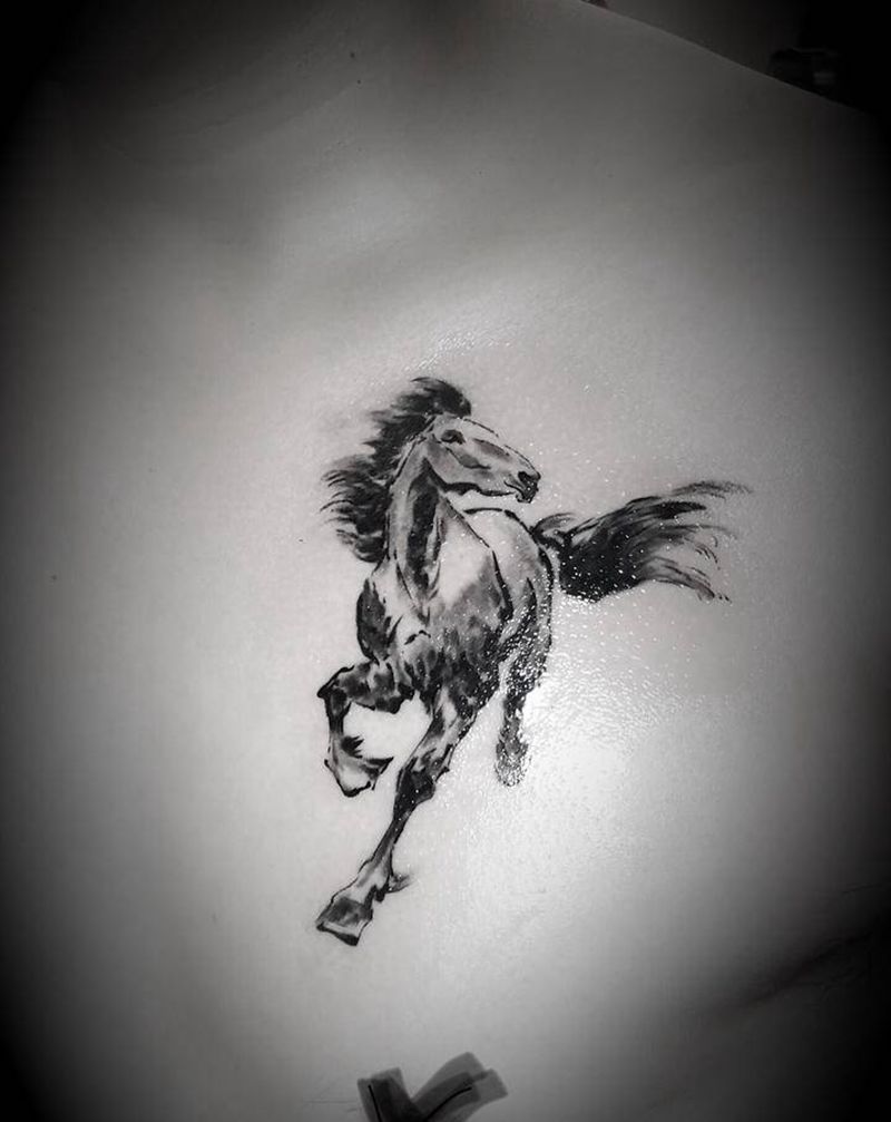 马到成功纹身图片_肩部胸部图腾水墨纹身图案