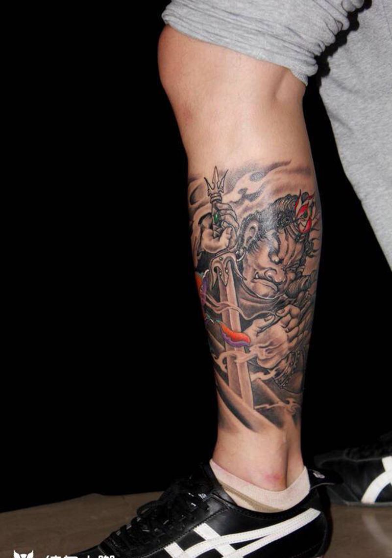 不动明王纹身图片_腿部脚部新传统欧美写实纹身图案