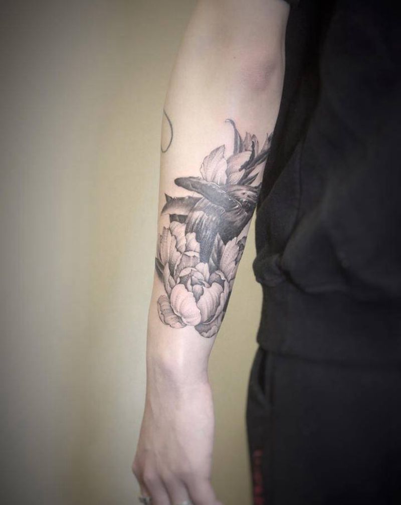 鲸鱼纹身图片_手部手臂点刺欧美写实素花纹身图案