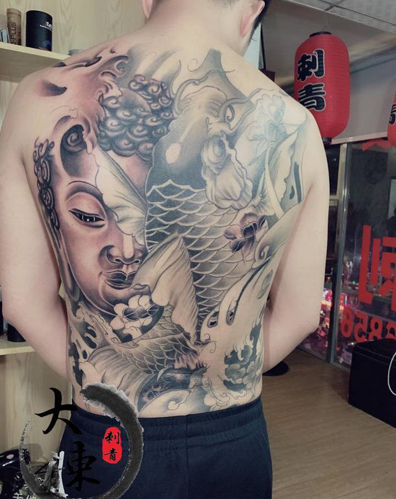 满背佛鱼纹身图片_背部新传统纹身图案