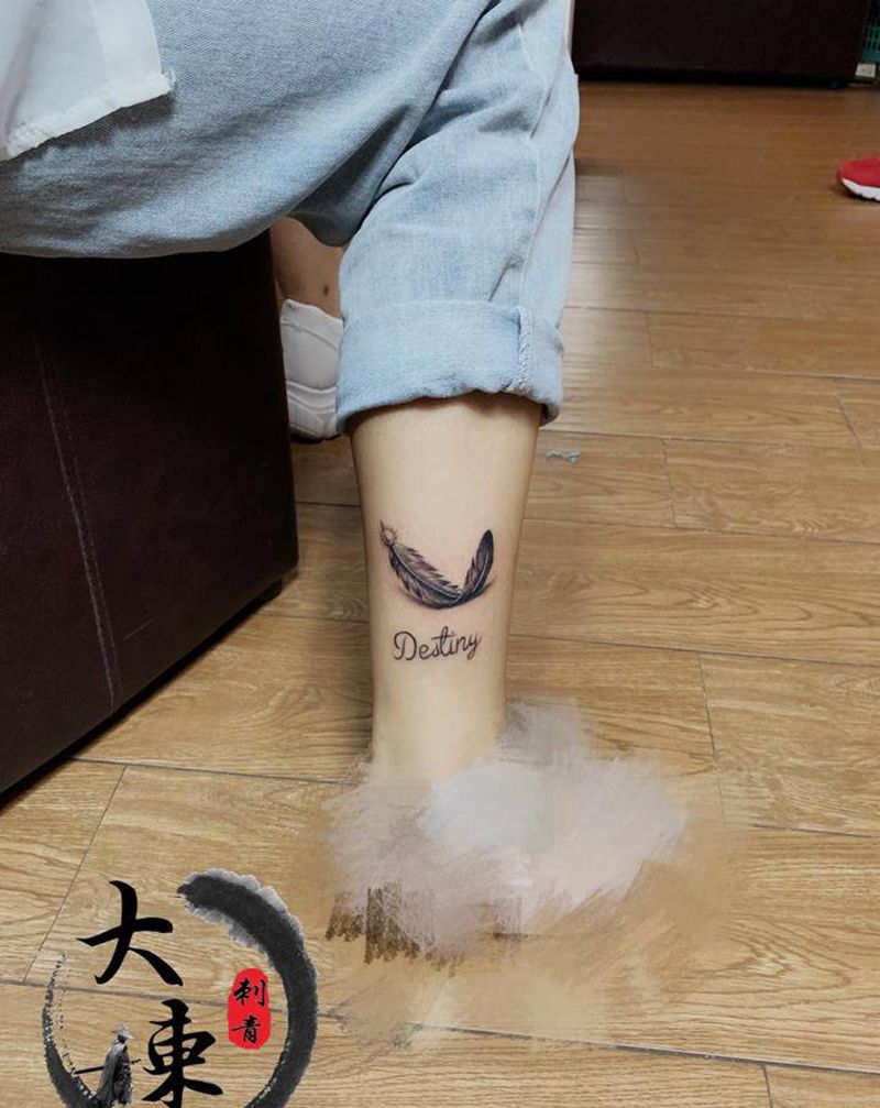 羽毛纹身图片_腿部欧美写实纹身图案