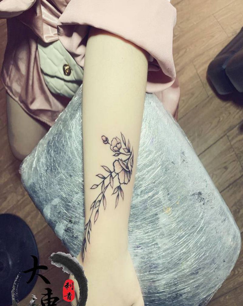 花纹身图片_手臂新传统点刺纹身图案