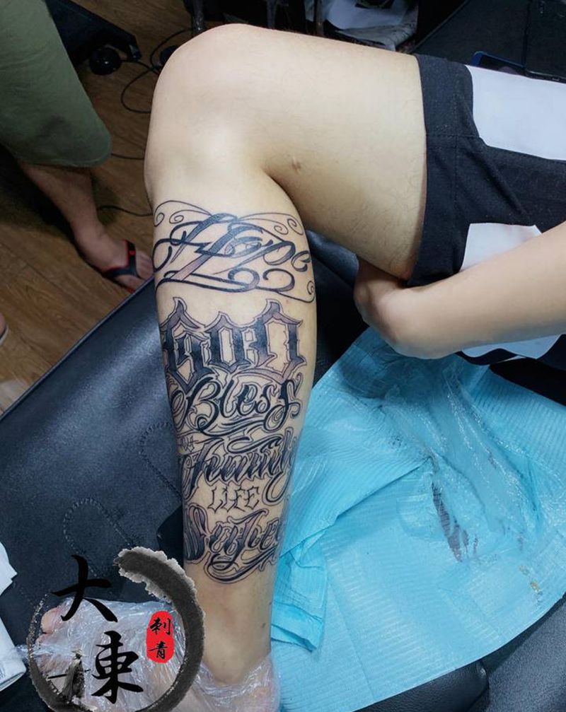 花体英文纹身图片_腿部花体字纹身图案