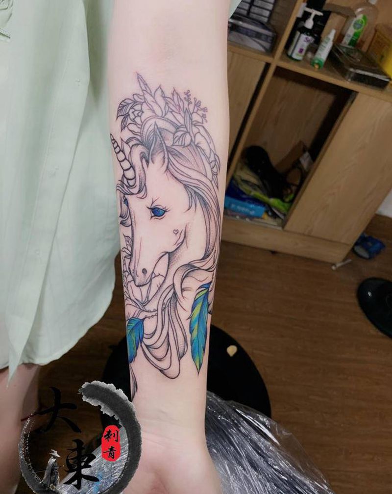 独角兽纹身图片_手臂新传统纹身图案