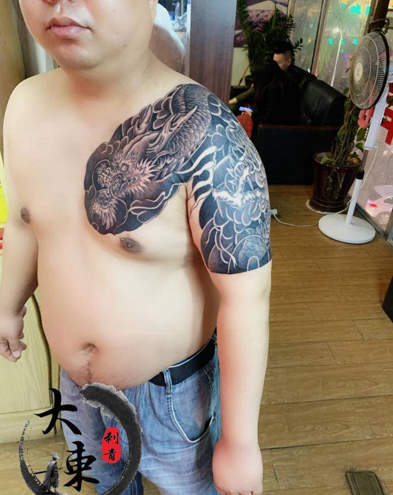 半甲龙纹身图片_肩部老传统纹身图案