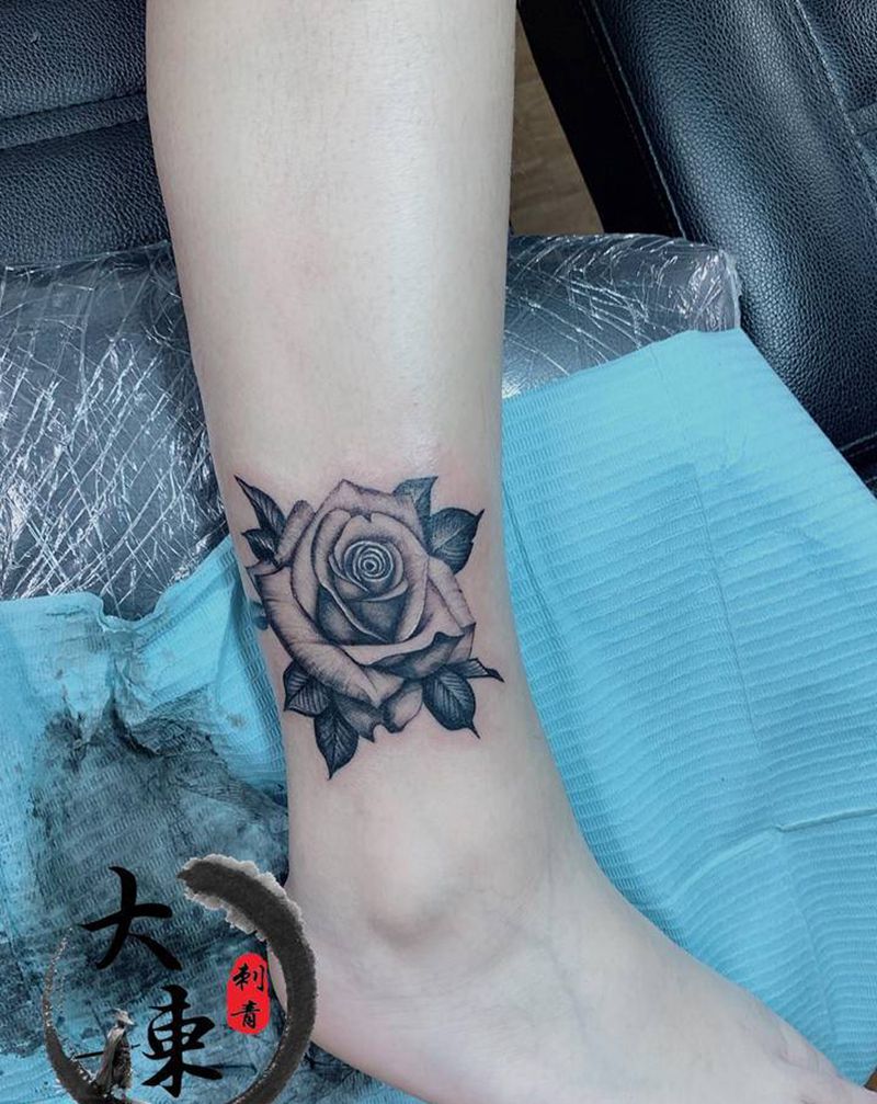 小花花纹身图片_腿部欧美写实纹身图案