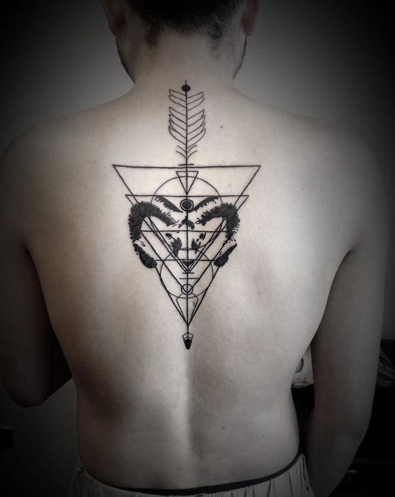 羊头  三角纹身图片_背部肩部几何图腾纹身图案