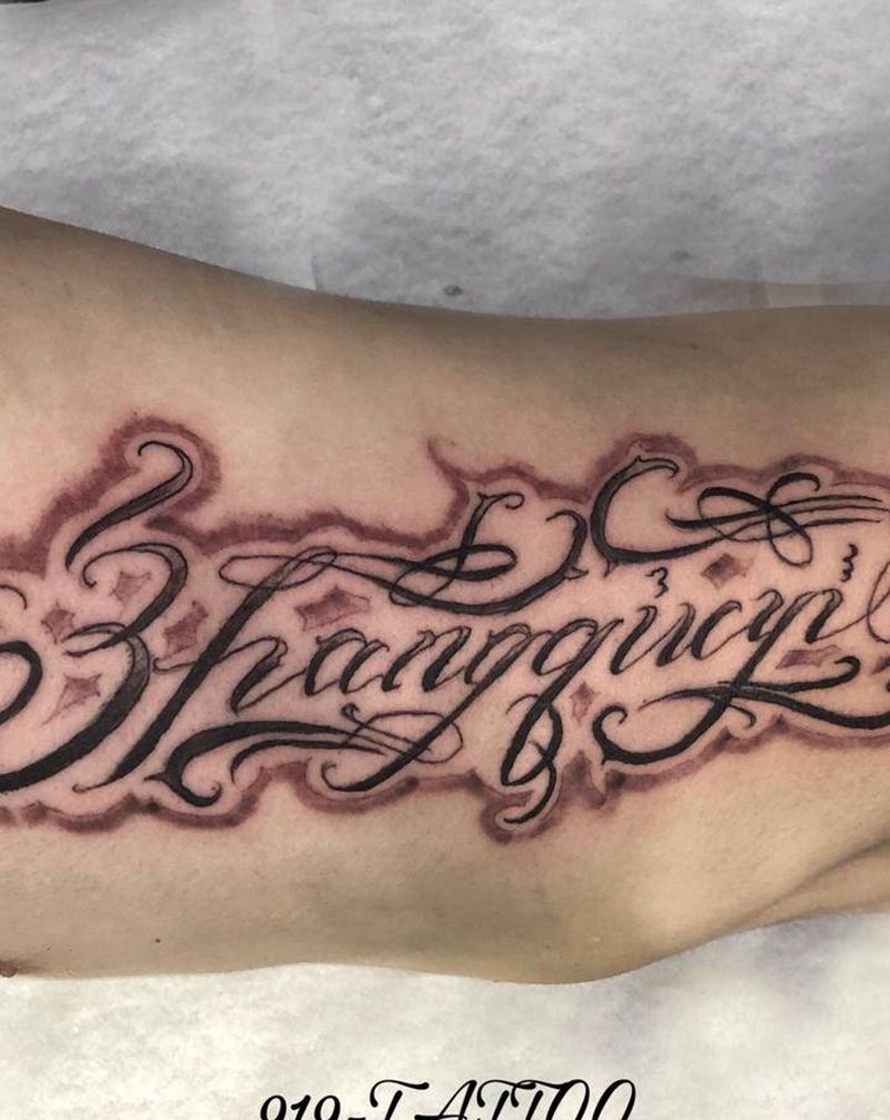 客人媳妇的名字纹身图片_腰部花体字纹身图案