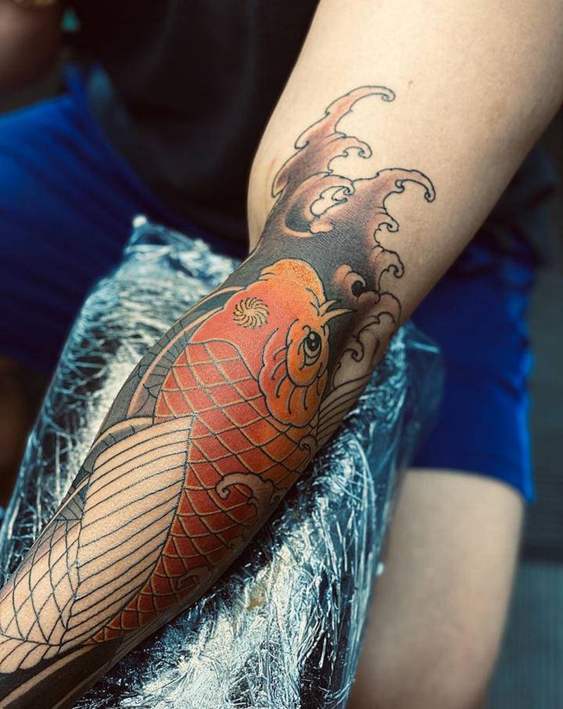 扎了个猛男落泪纹身图片_手臂老传统纹身图案