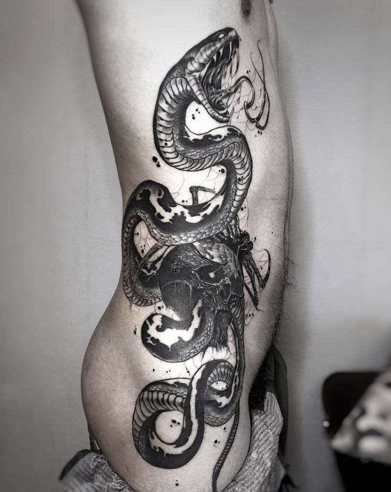 暗黑 大蛇纹身图片_腰部背部欧美写实点刺蛇骷髅纹身图案
