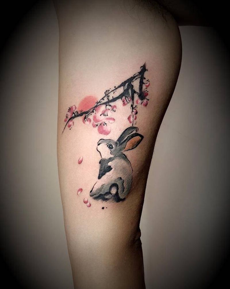 中式水墨纹身图片_手臂肩部水墨兔子 梅花纹身图案