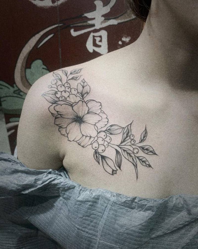 花纹身图片_胸部纹身图案