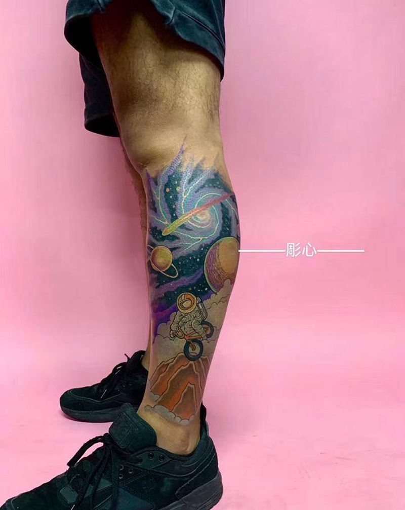 太空旅行纹身图片_腿部纹身图案