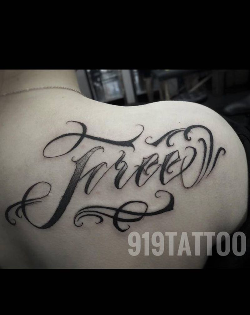 free纹身图片_背部花体字纹身图案