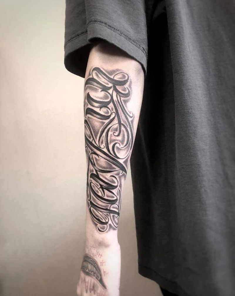 发财纹身图片_手臂花体字纹身图案