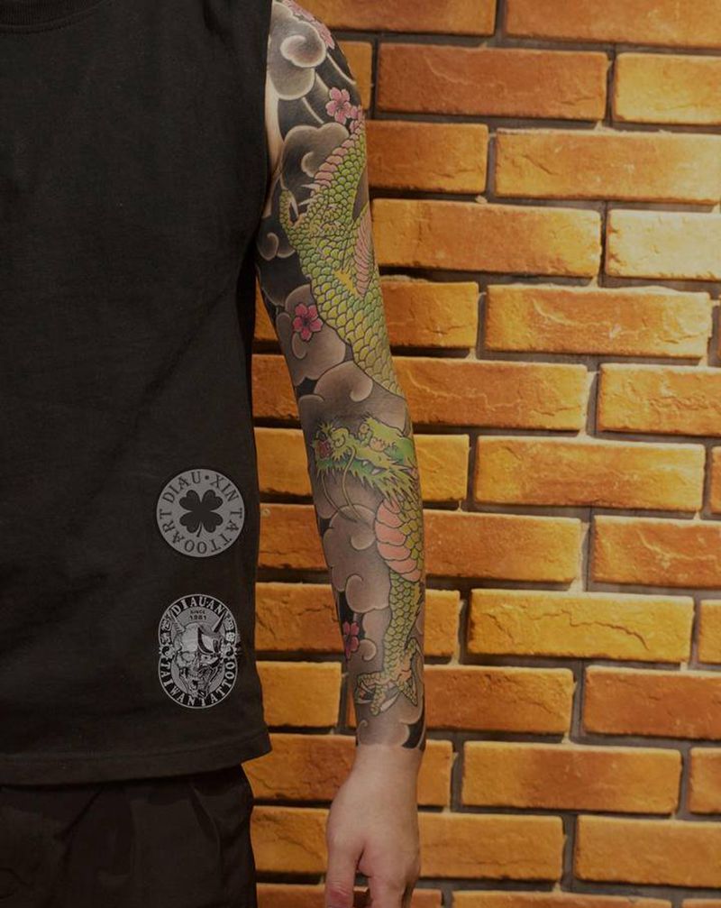 龙的传人纹身图片_手臂老传统纹身图案