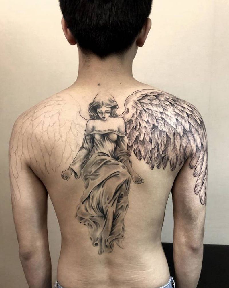 天使 未完纹身图片_背部欧美写实点刺纹身图案
