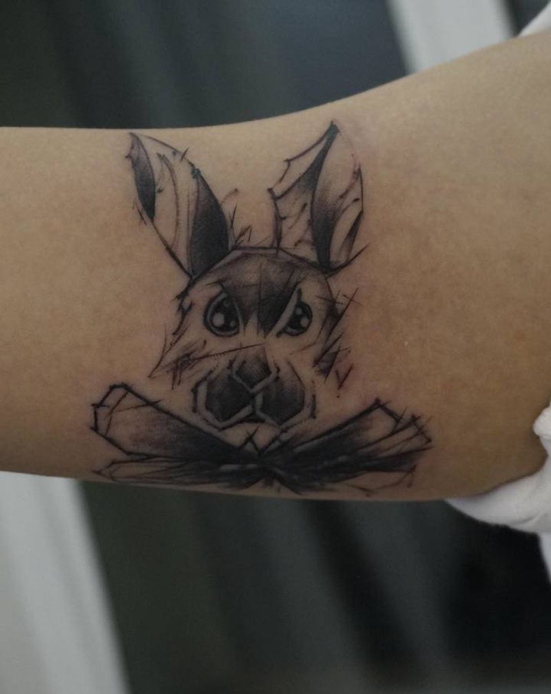 兔爷纹身图片_手臂几何点刺纹身图案