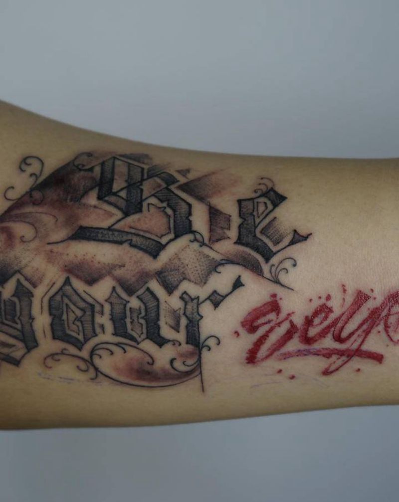 be yourself纹身图片_手臂花体字纹身图案