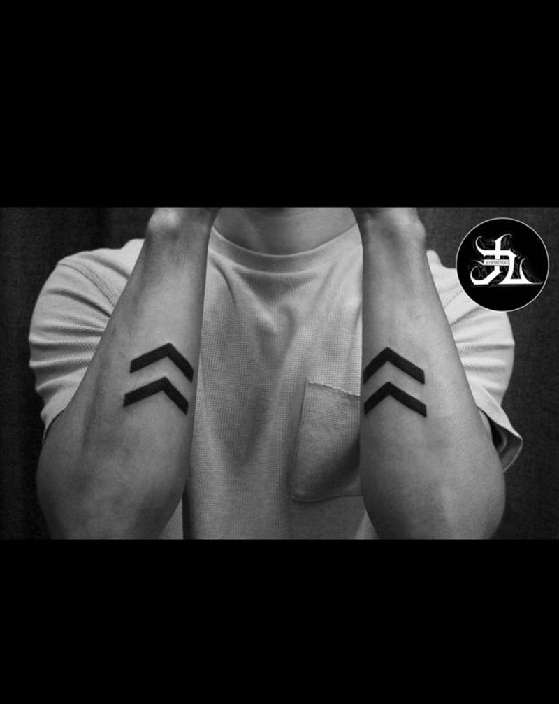 箭头纹身图片_手部几何纹身图案