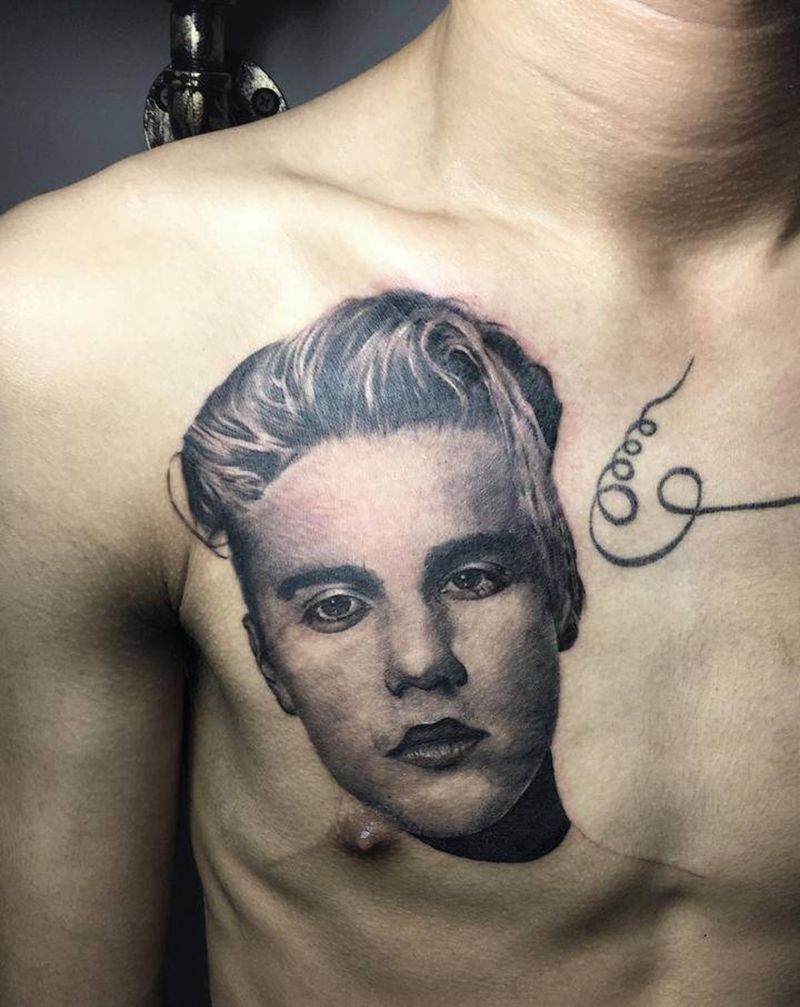 贾斯丁•比伯纹身图片_胸部腹部欧美写实深圳欧美写实黑灰写实纹身图案