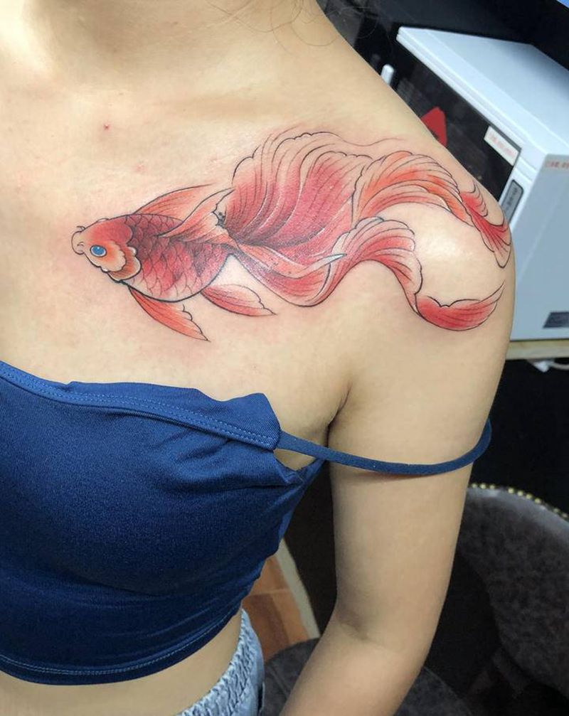 小金鱼纹身图片_胸部纹身图案