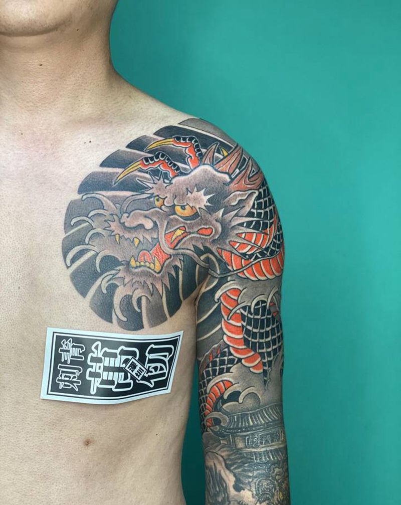 过肩龙纹身图片_肩部老传统纹身图案