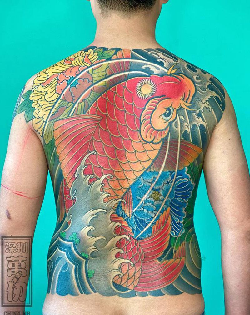 满背锦鲤纹身图片_背部老传统新传统纹身图案