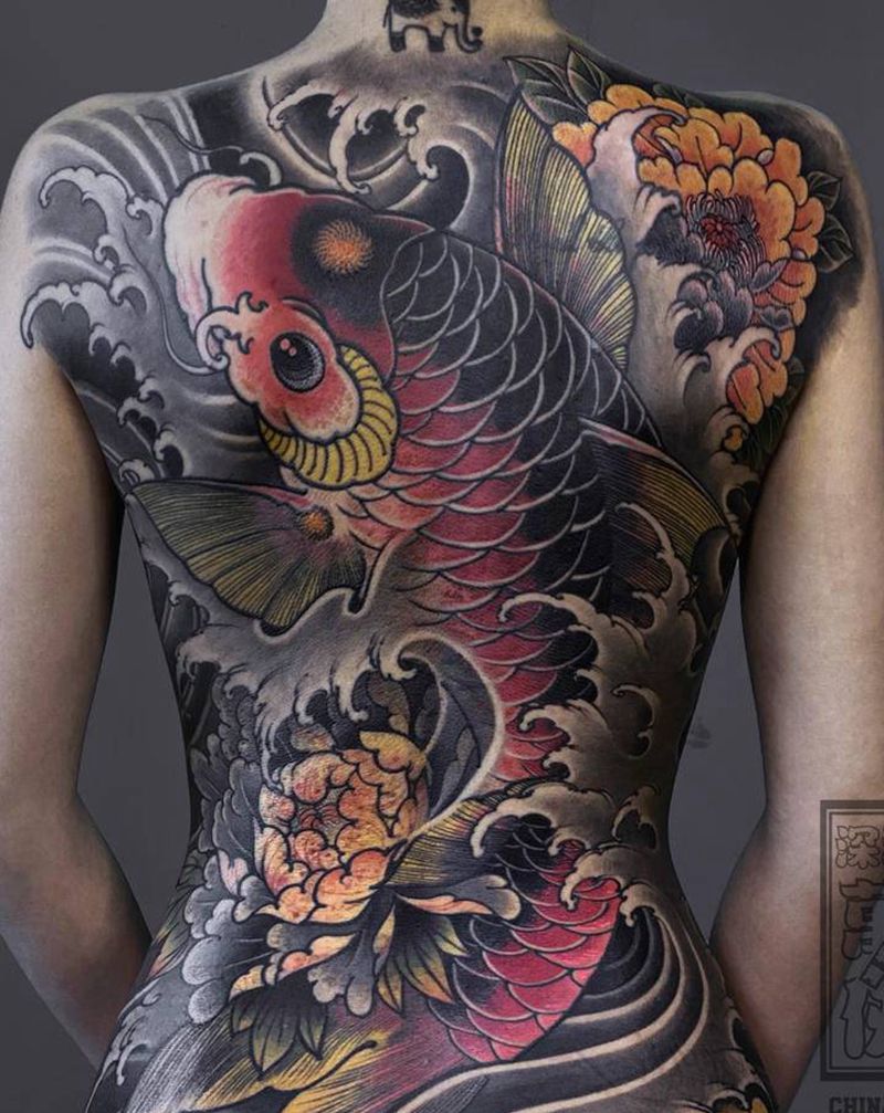 满背锦鲤纹身图片_背部新传统纹身图案