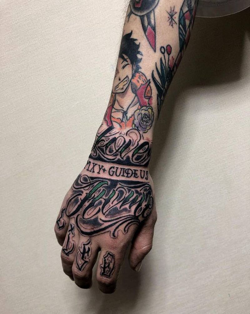 花体字爆手背纹身图片_手部花体字纹身图案