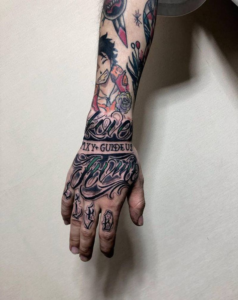 花臂 满拼纹身图片_手部花体字Old School纹身图案