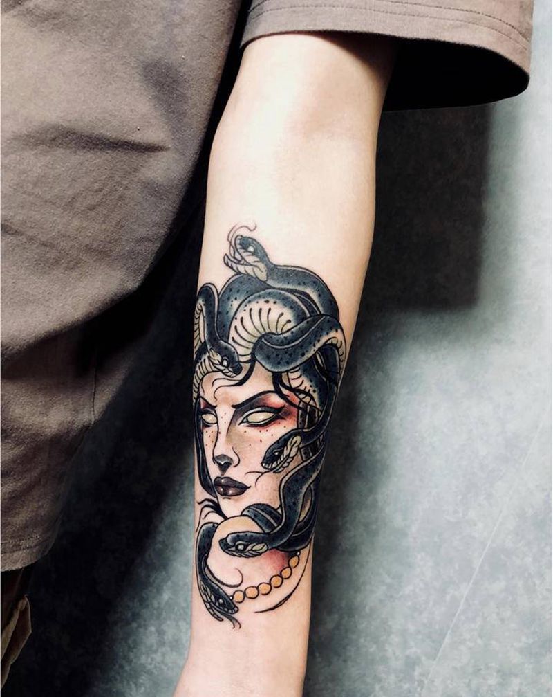 美杜莎纹身图片_手臂Old School纹身图案