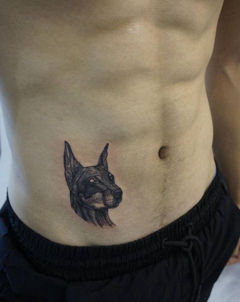 杜宾点刺纹身图片_腹部点刺纹身图案