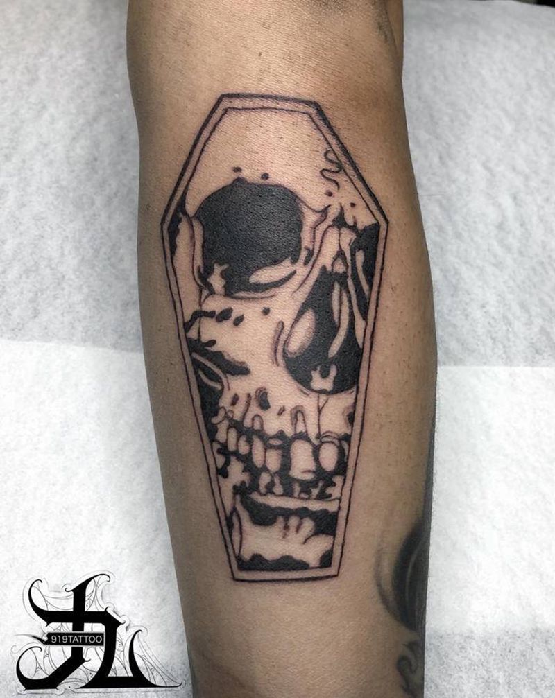 骷髅头纹身图片_手臂花体字欧美小图纹身图案