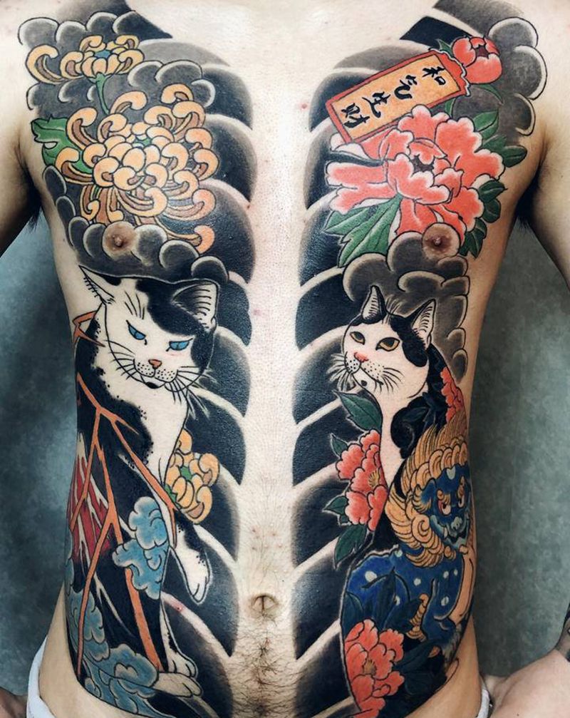 和气生财纹身图片_胸部老传统开衫猫纹身图案