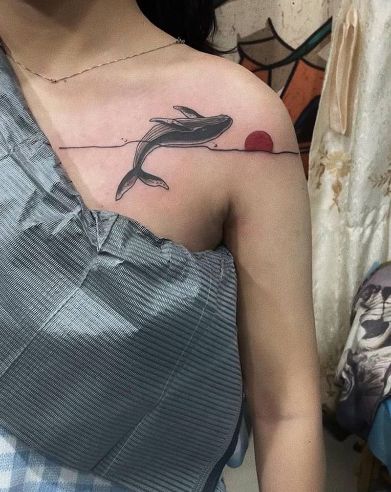 鲸鱼纹身图片_胸部纹身图案