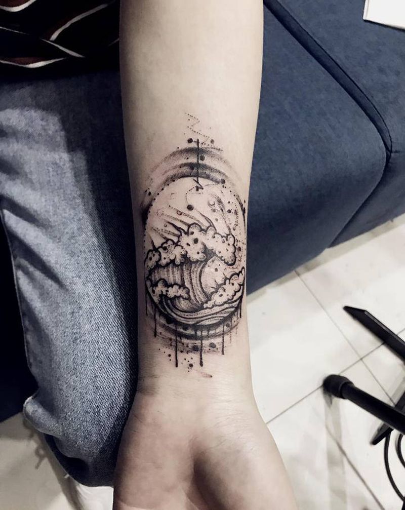 泼墨浪纹身图片_手部水墨点刺纹身图案