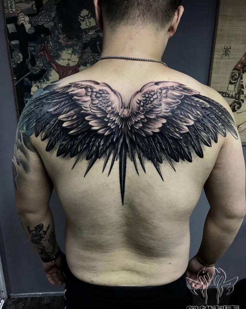 翅膀纹身图片_肩部背部新传统欧美写实天使翅膀羽毛纹身图案