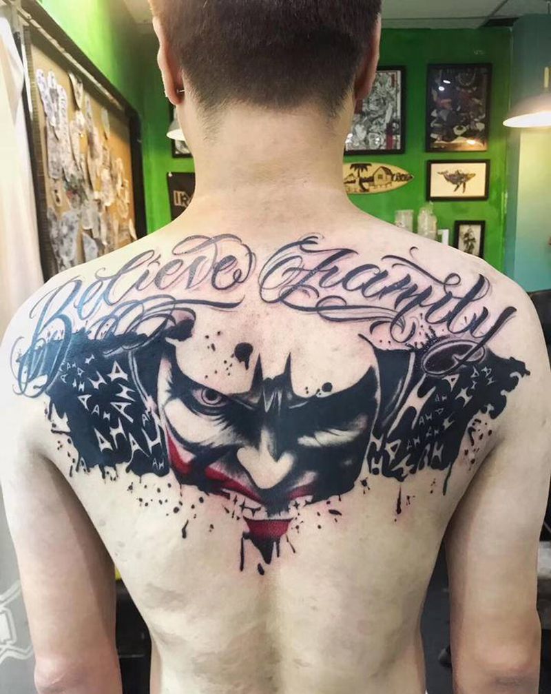 小丑蝙蝠侠纹身图片_背部欧美写实纹身图案