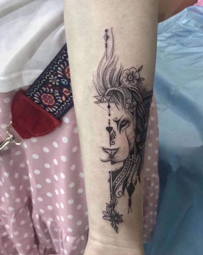 狮子纹身图片_手部几何点刺纹身图案